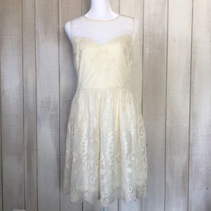 Forever 21 cream lace and tulle sweetheart dress